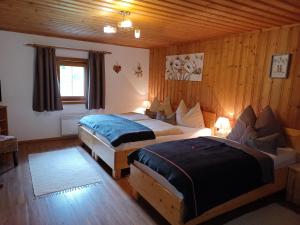 Habitación de hotel con 2 camas y sofá en Lampererhof en Sankt Johann in Tirol