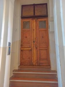 eine Holztür in einem Zimmer mit Treppe in der Unterkunft Mazurska Apartments in Stettin
