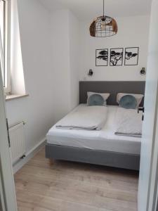 a bedroom with a bed in a room at Ferienwohnung ENZIAN - nähe Kapellplatz - öffentlicher Parkplatz - Aufzug in Altötting