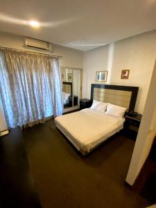 Postel nebo postele na pokoji v ubytování Dreams Suites