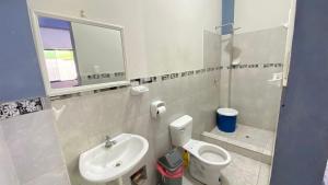 a bathroom with a toilet and a sink at Casa Reátegui in Iquitos