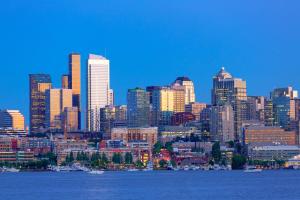 ein Stadtbild einer Stadt mit einer Skyline der Stadt in der Unterkunft Silver Cloud Hotel - Seattle Lake Union in Seattle