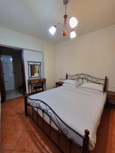 - une chambre avec un grand lit et un miroir dans l'établissement Porto sokhna Pyramids Apartments, à Ain Sokhna