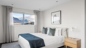 Postel nebo postele na pokoji v ubytování Tahuna Vista-Fire Place-Hot Tub -Free Parking -BBQ