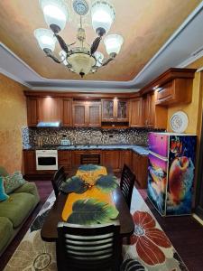 ドゥラスにあるNorris Apartmentの大きなキッチン(テーブル、シャンデリア付)