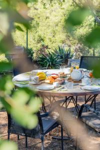 una mesa con platos de comida. en Raco de Soller en Sóller