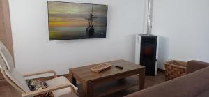 sala de estar con sofá y mesa en Apartamento con vistas en el Camino de Santiago Y Playa a 750 m, en Camposancos