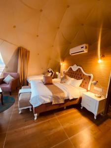 1 dormitorio con 1 cama en una tienda de campaña en Faisal Wadi Rum camp, en Wadi Rum