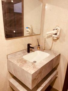 W łazience znajduje się umywalka i lustro. w obiekcie Faisal Wadi Rum camp w mieście Wadi Rum