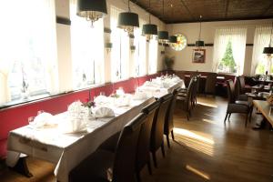 a dining room with white tables and chairs at Bürgermeisterkapelle in Hildesheim