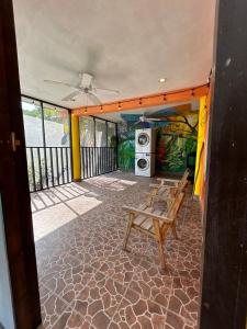 イスラ・ムヘーレスにあるCasa vacacional channel de A.M.k.A.Mのベンチのあるバルコニーと落書きのあるキッチン