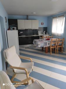 a kitchen and dining room with a table and chairs at Yellow Door in Gafanha da Encarnação