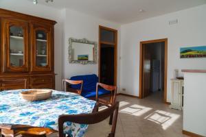 a dining room with a table and chairs at Casa Italia - Appartamento con giardino e cortile privato in Sinalunga