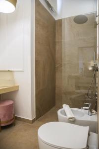 La salle de bains est pourvue de toilettes et d'un lavabo. dans l'établissement Sea Suites, à Ugento