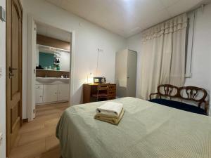 a bedroom with a bed with two towels on it at Mirador 1 de mercado central baño privado in Valencia