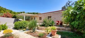 a garden in front of a brick house at Villa Romantica in Blato