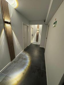 um corredor vazio de um edifício com em Vacansis Apartamentos Bulevar em Valência