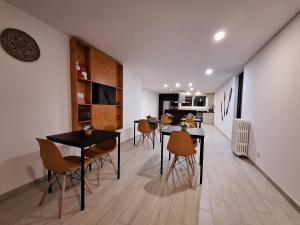 una cucina e una sala da pranzo con tavoli e sedie di Villa Ribeiro a Vila Praia de Âncora Altre 30 foto