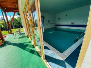 una casa con una piscina dentro de ella en Penzion Patriot, en Výprachtice