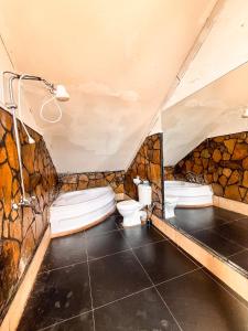 uma casa de banho com um monte de sanitas em Kilimanjaro view cabin-Amboseli em Oloitokitok 