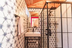 a bathroom with a sink and a shower at Izgen Bungalows in Cıralı