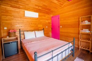 A bed or beds in a room at Izgen Bungalows