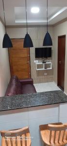 eine Küche mit zwei Hängelampen über einer Theke in der Unterkunft Recanto do Mar em Peroba 02 in Maragogi