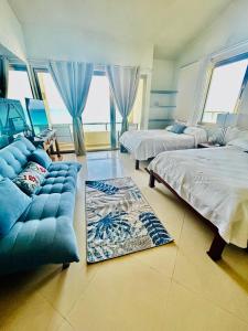 Tempat tidur dalam kamar di Solymar corner penthouse condo