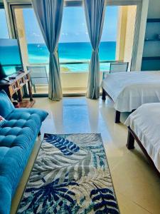 1 dormitorio con 2 camas y vistas al océano en Solymar corner penthouse condo en Cancún