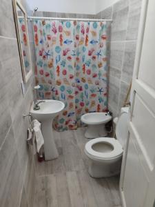 a bathroom with a toilet and a sink and a shower at Pasaje Hotel in Aimogasta