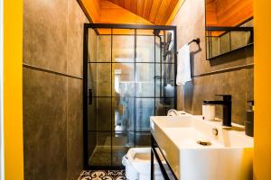 A bathroom at Izgen Bungalows