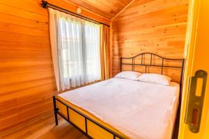 A bed or beds in a room at Izgen Bungalows