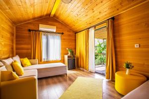 A bed or beds in a room at Izgen Bungalows