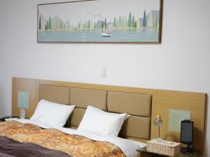 1 dormitorio con 1 cama con una foto en la pared en Izu Kogen Ocean Resort, Ito Villa-TOKI- en Ito