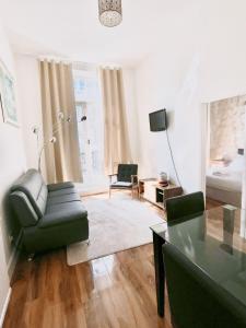 uma sala de estar com um sofá e uma mesa em Cromwell Apartments em Londres