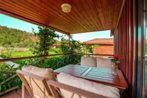 A balcony or terrace at Izgen Bungalows