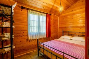 A bed or beds in a room at Izgen Bungalows