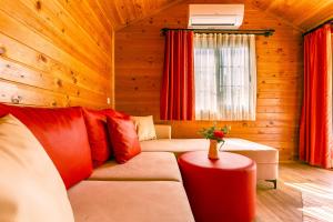 A seating area at Izgen Bungalows