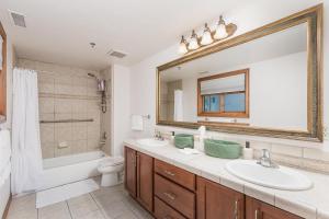 Koupelna v ubytování Boulevard Condo - Unit 241 + 15 fotografií