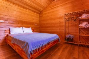 A bed or beds in a room at Izgen Bungalows