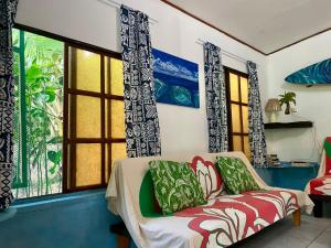 un soggiorno con divano e finestra di Franky's Fare a Fare (Huahine Nui)