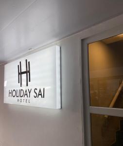 um sinal na parede de um hotel em Holiday Sai Hotel em San Andrés