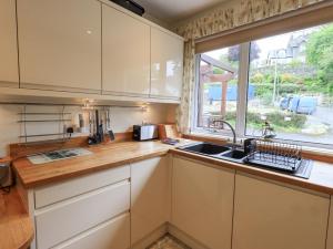 een keuken met een wastafel en een raam bij Fellcroft in Ambleside