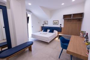 sypialnia z łóżkiem, stołem i krzesłami w obiekcie Villa Iris w mieście Giardini Naxos