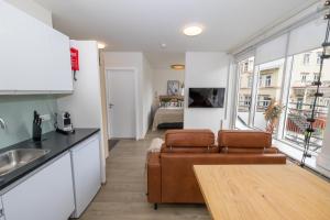 Η κουζίνα ή μικρή κουζίνα στο LL Properties - H81 Charming Deluxe Apartment +15 φωτογραφίες