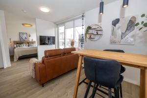 Η κουζίνα ή μικρή κουζίνα στο LL Properties - H81 Charming Deluxe Apartment