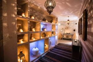 ein Zimmer mit einer Wand voller Vasen in der Unterkunft Riad Olema et Spa in Marrakesch