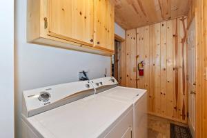 Nhà bếp/bếp nhỏ tại NEW Hibernation Station Close to Snow Summit +18 ảnh