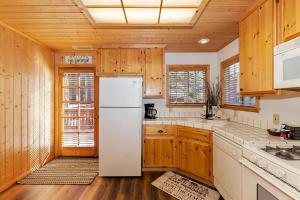 Nhà bếp/bếp nhỏ tại NEW Hibernation Station Close to Snow Summit