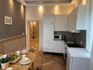 Kuchnia lub aneks kuchenny w obiekcie Book-A-Room Salzburg Apartment 33
